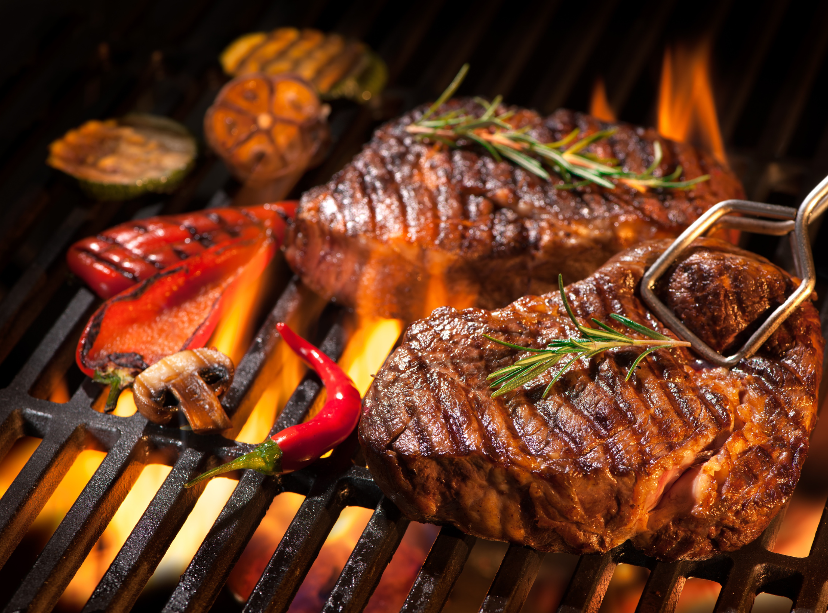 ¿Choosing between a gas grill and a charcoal grill? Read this.